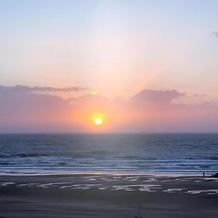 In Near Sandy Beaches 温都尼